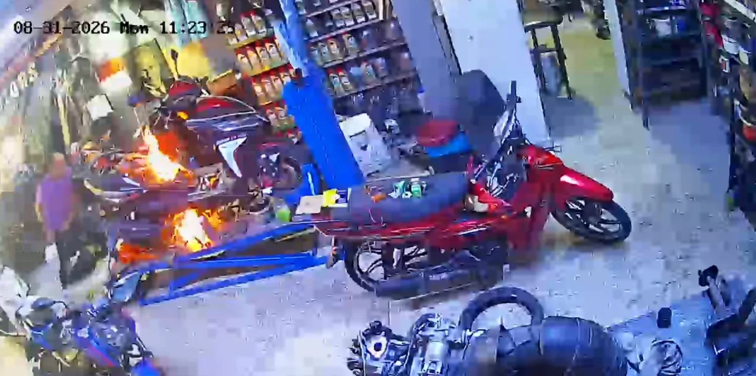 Motosiklet tamirhanesinde ilginç anlar: Üfleyerek söndürdü 2 Motosiklet tamirhanesinde ilginç anlar: Üfleyerek söndürdü