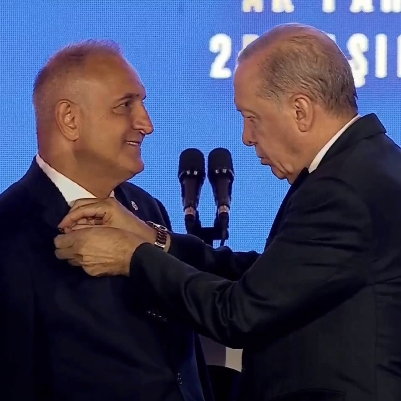 Karakaş’a AK Parti rozetini Cumhurbaşkanı Erdoğan taktı
