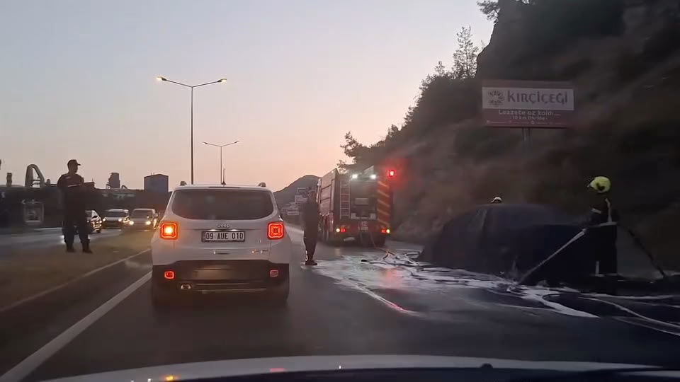Aydın’da gizemli yangın! Aracının üstünü örterek gizledi