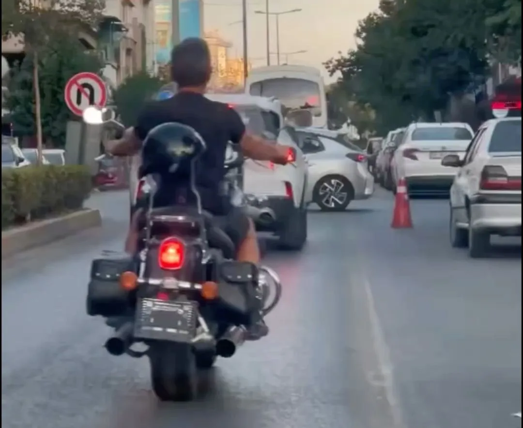 Plakasız ve kasksız sürücü trafikte görüntülendi