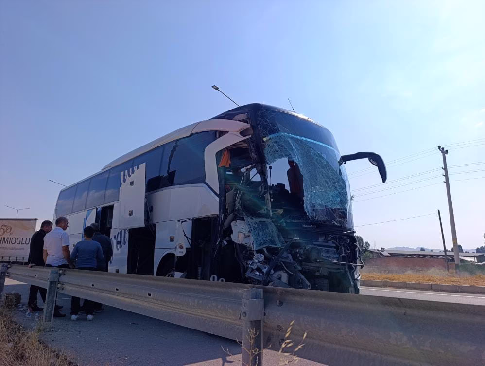 Yolcu otobüsünde can pazarı: 1 ölü 15 yaralı 3 Yolcu otobüsünde can pazarı: 1 ölü 15 yaralı