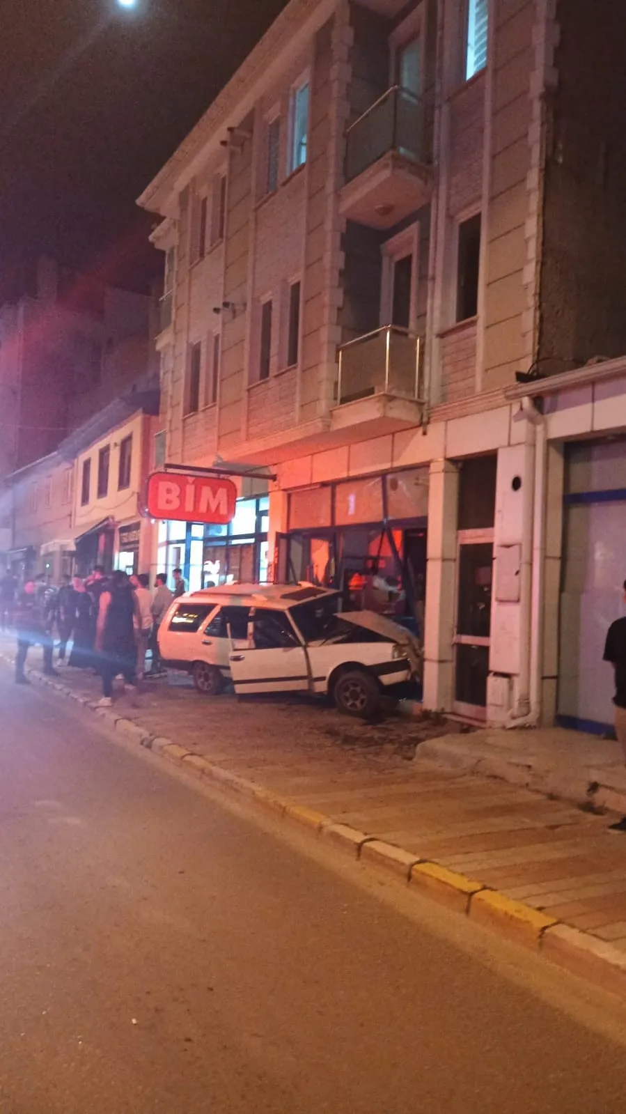 Otomobilin zincir markete daldığı anlar kamerada