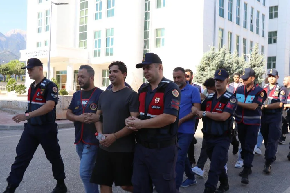 Sırıtarak girdi tutuklanarak çıktı
