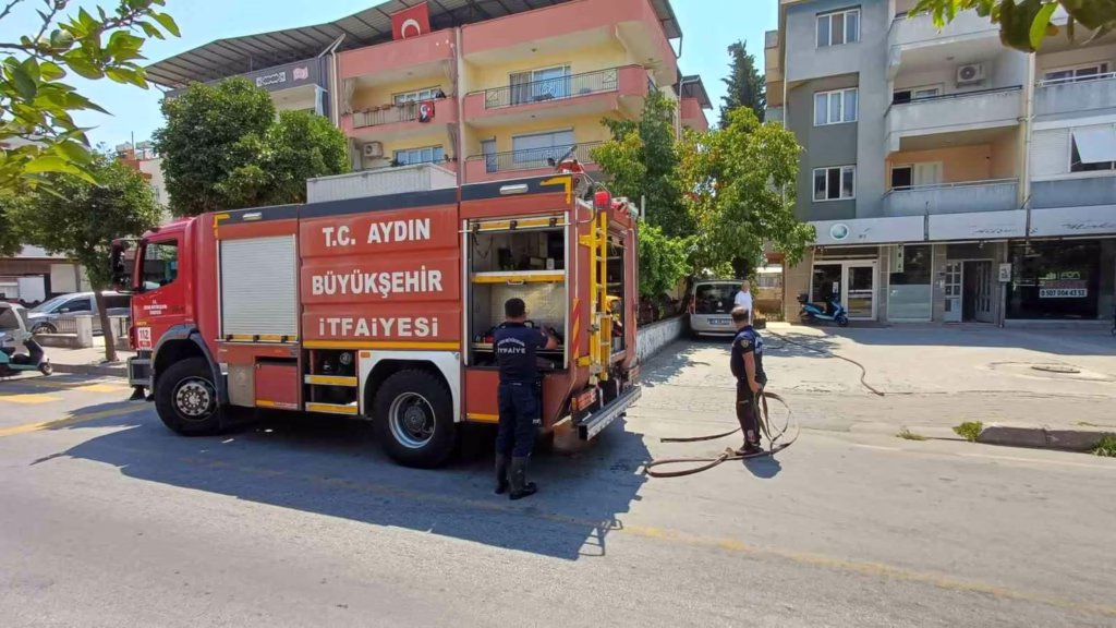 Aydın'da apartmanın bahçesinde yangın paniği 2 apartmanin arka bahcesinde cikan yangin buyumeden sonduruldu 5d359581d956