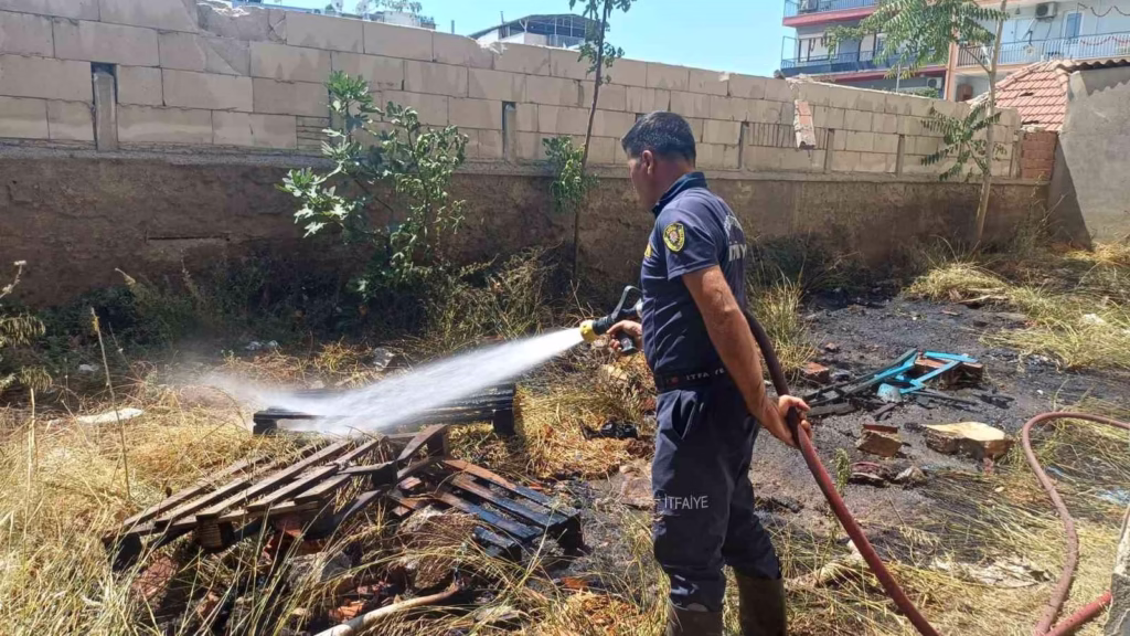 Aydın'da apartmanın bahçesinde yangın paniği 3 apartmanin arka bahcesinde cikan yangin buyumeden sonduruldu 9d08d0df31bc