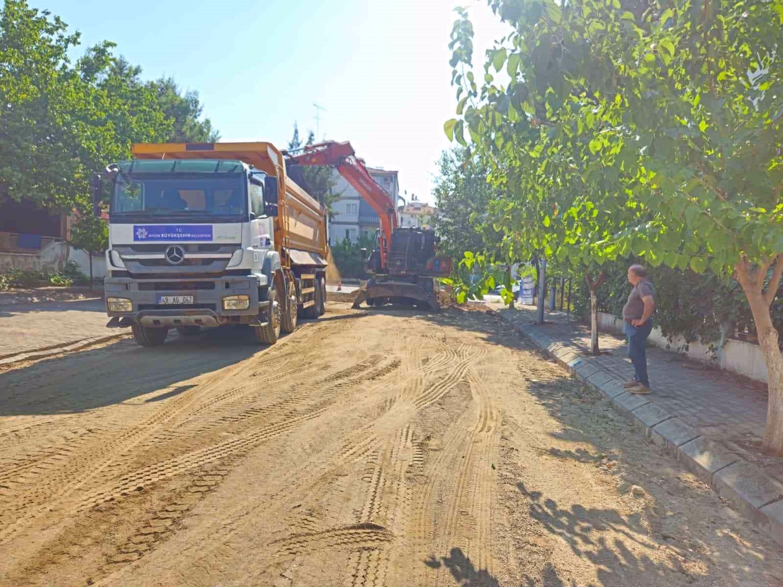 Aydın Büyükşehir’den 17 ilçede eş zamanlı yol seferberliği