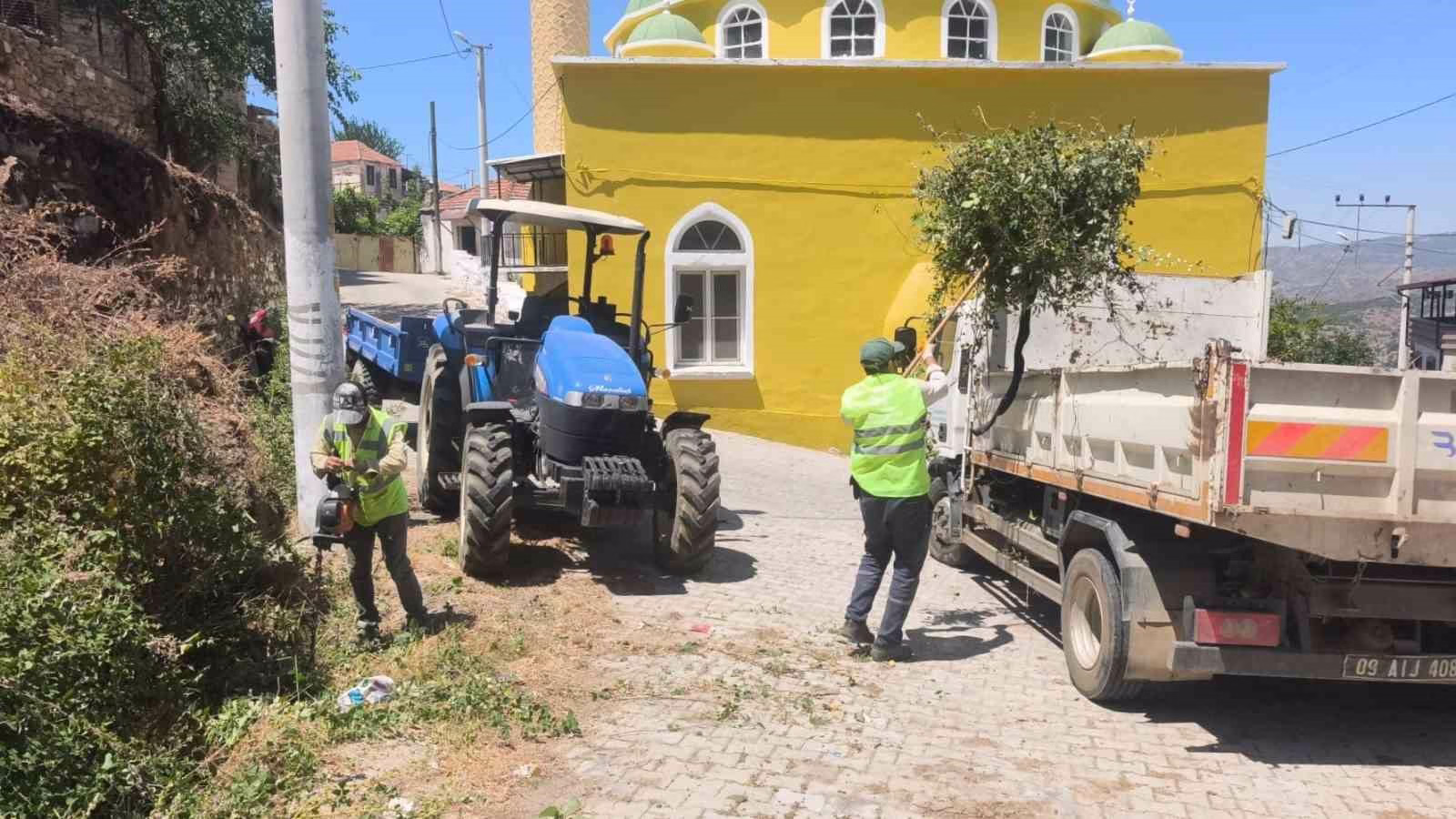 Aydın Büyükşehir’den Karpuzlu’daki yeşil alanlarda bakım ve düzenleme çalışması