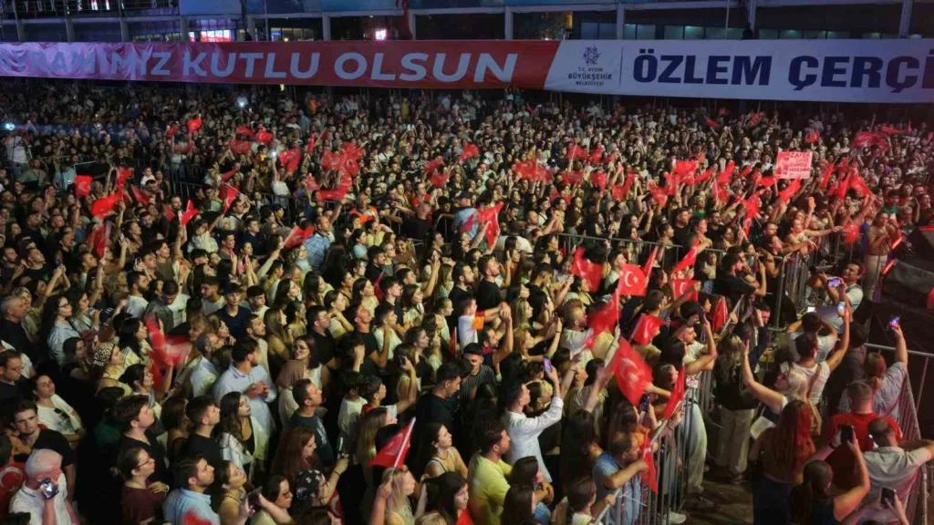 aydinda zafer bayrami coskusu mert demir konseriyle doruga cikti 1aa27cab7e1d