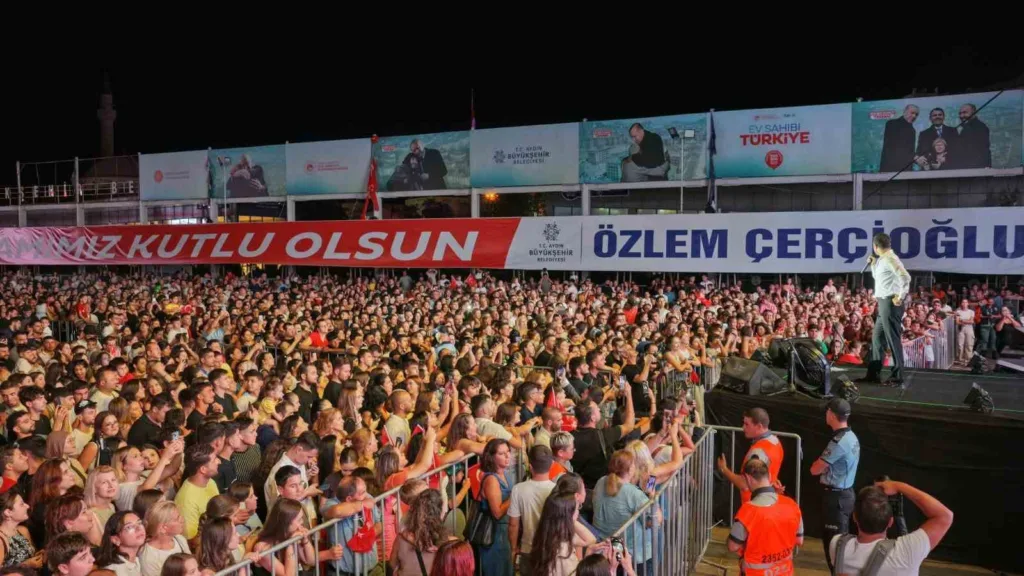 aydinda zafer bayrami coskusu mert demir konseriyle doruga cikti fb375f85392c