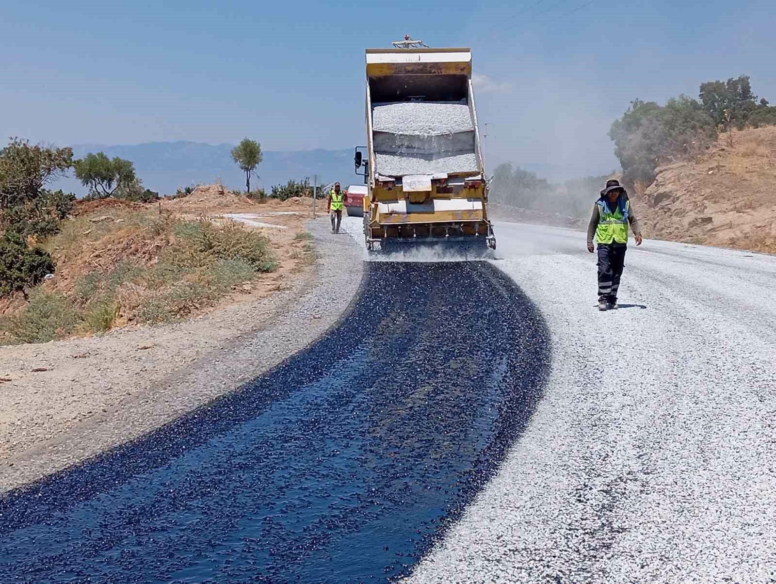 Aydın’ın 17 ilçesinde yol çalışmaları sürüyor 10 Aydın’ın 17 ilçesinde yol çalışmaları sürüyor