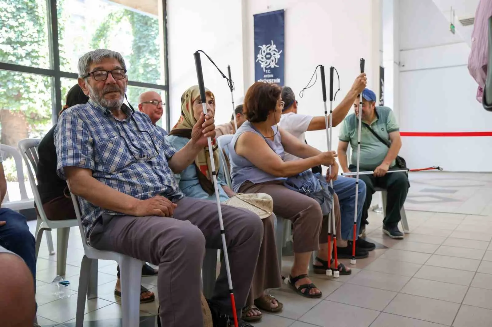 Başkan Çerçioğlu’ndan görme engelli vatandaşlara beyaz baston desteği 4 Başkan Çerçioğlu’ndan görme engelli vatandaşlara beyaz baston desteği