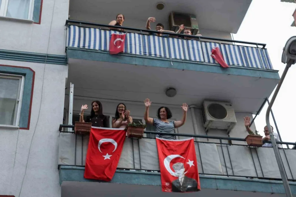 Başkan Yetişkin 30 Ağustos coşkusunu Efeler’de dört bir yana taşıdı 5 baskan yetiskin 30 agustos coskusunu efelerde dort bir yana tasidi be41406f61bf