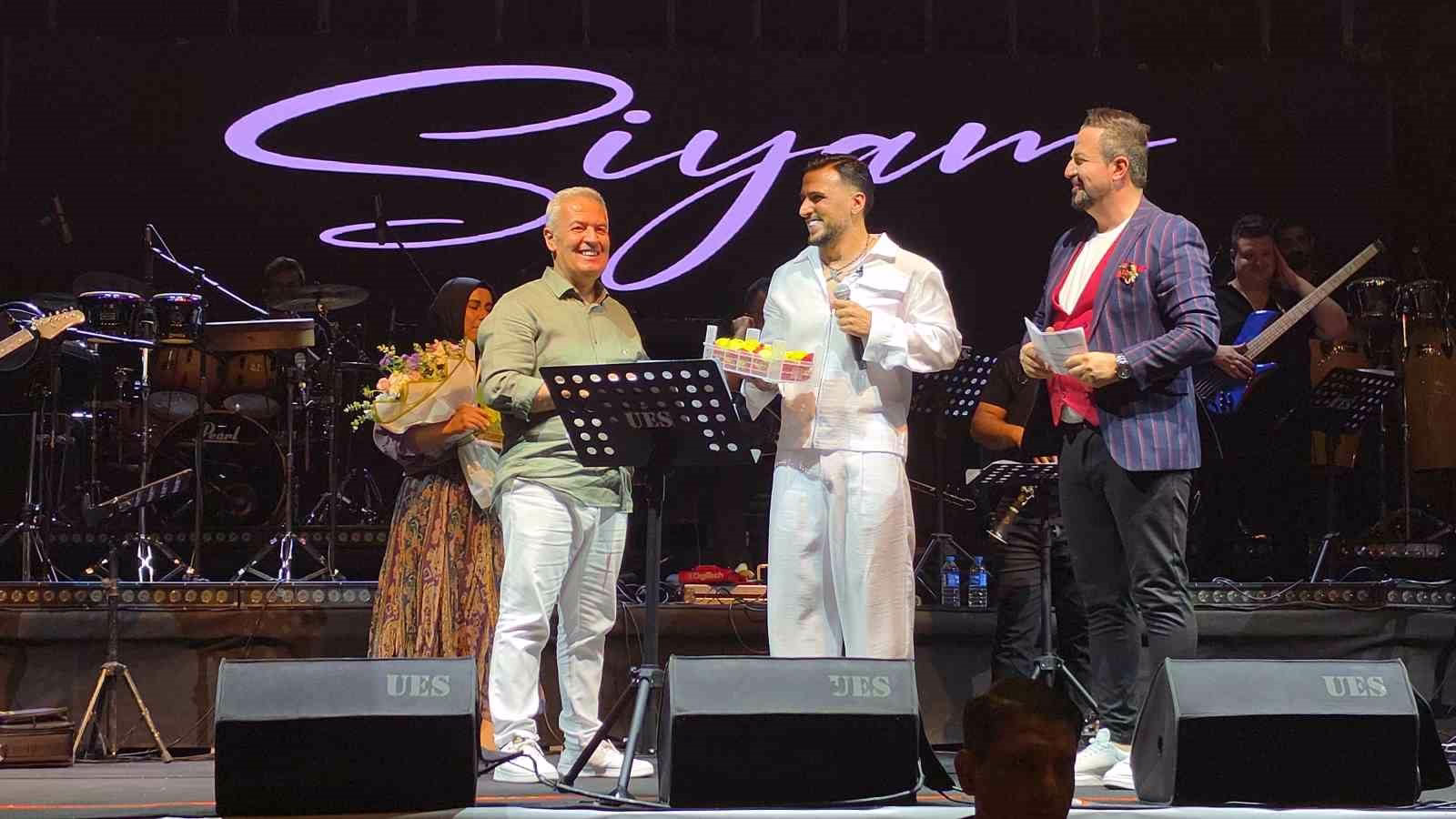 Buharkent’te festival coşkusu Eypio ile sürdü 3 Buharkent’te festival coşkusu Eypio ile sürdü