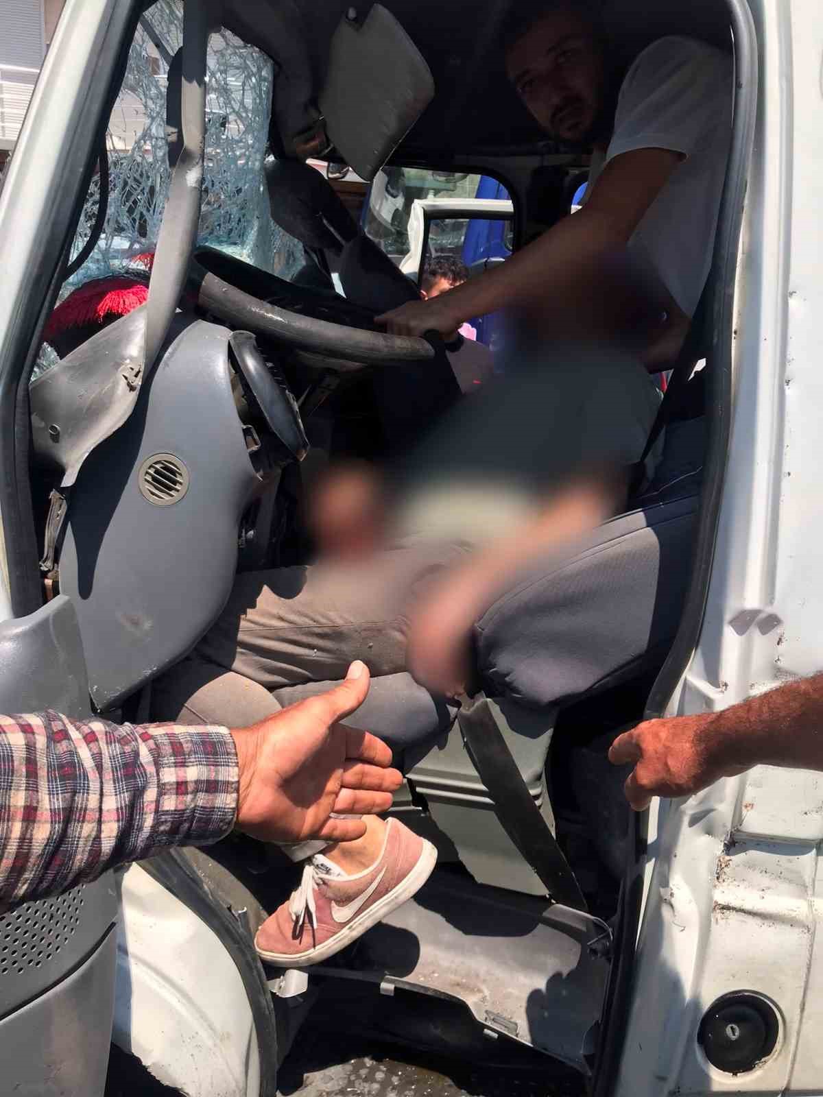 buharkentte iki minibus carpisti 8 yarali 76d6e3c5a83e