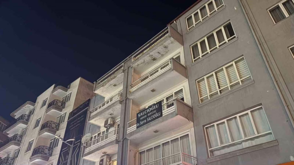 Çatıdan kopan beton parçaları korkuttu 5 catidan kopan beton parcalari korkuttu 28dadf9b83e8