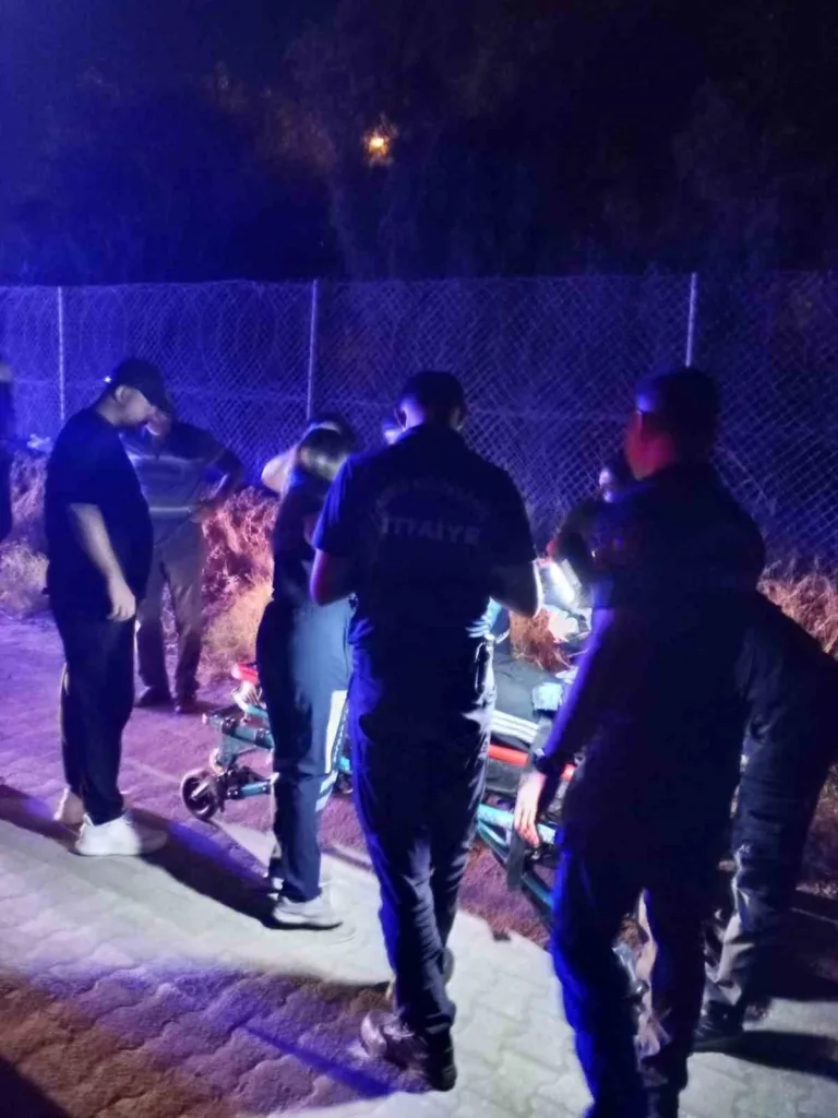 devrilen aracta sikisan surucu ekiplerin mudahalesiyle kurtarildi 31a2d917a385