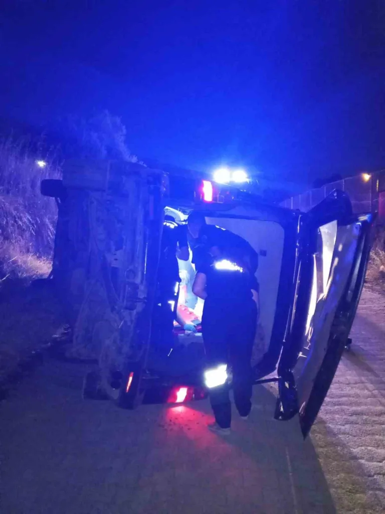 devrilen aracta sikisan surucu ekiplerin mudahalesiyle kurtarildi 6a628ab76bbc