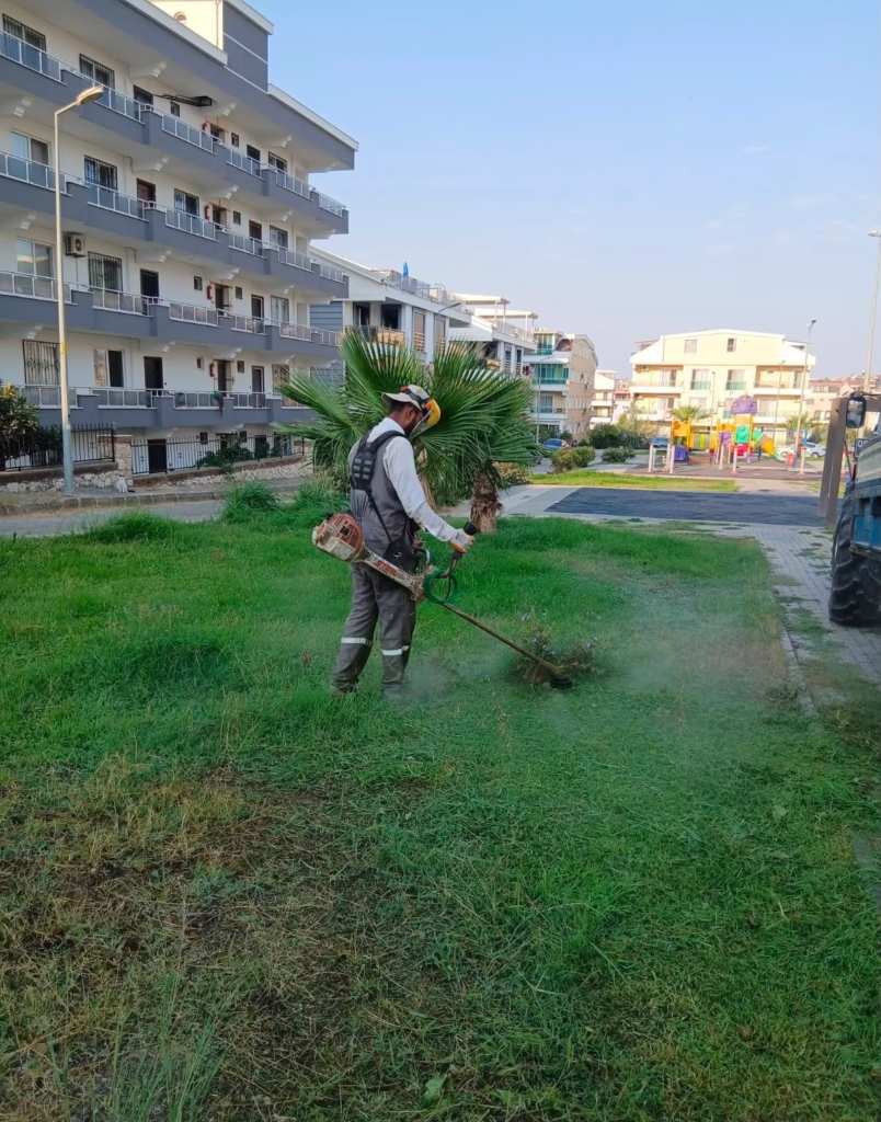 didim belediyesi kent genelinde ot bicme ve budama calismalarini surduruyor 81c9e72f3c93