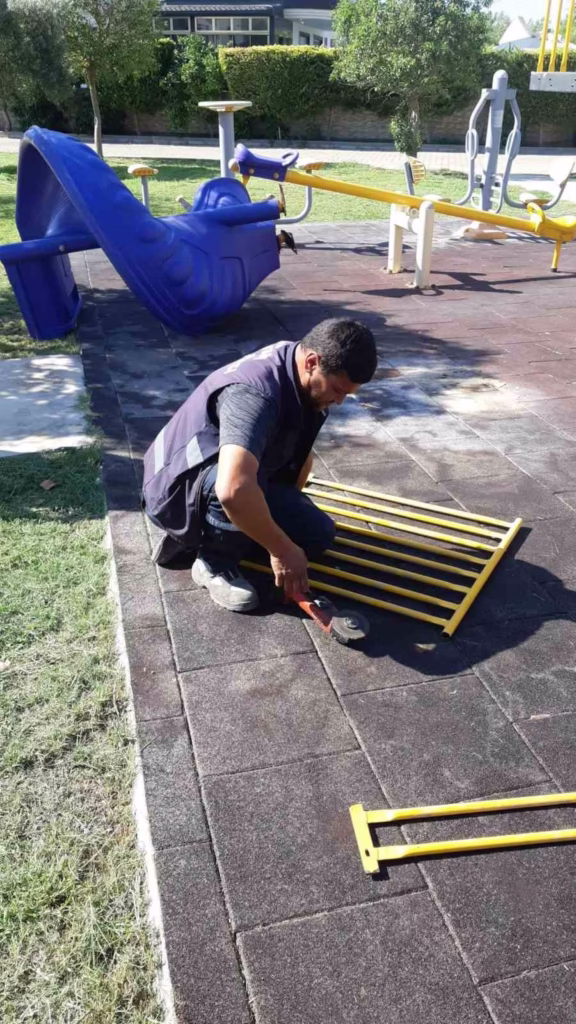 Didim Belediyesi parklarda bakım ve onarım çalışmalarını sürdürüyor 4 didim belediyesi parklarda bakim ve onarim calismalarini surduruyor 116127291eec