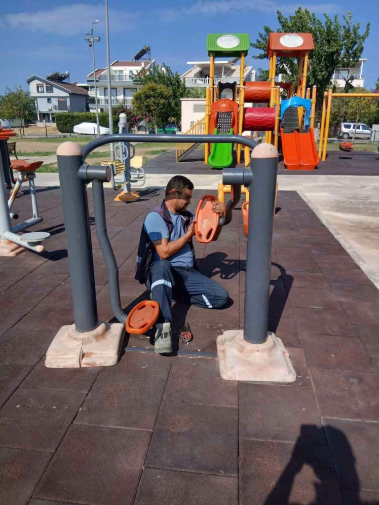 Didim Belediyesi parklarda bakım ve onarım çalışmalarını sürdürüyor 3 didim belediyesi parklarda bakim ve onarim calismalarini surduruyor 87eac6710964