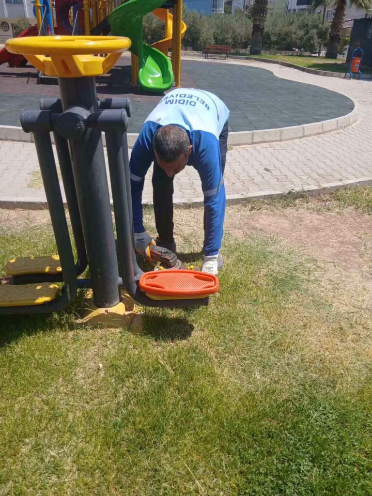 Didim Belediyesi parklarda bakım ve onarım çalışmalarını sürdürüyor 2 didim belediyesi parklarda bakim ve onarim calismalarini surduruyor b864e02a4650