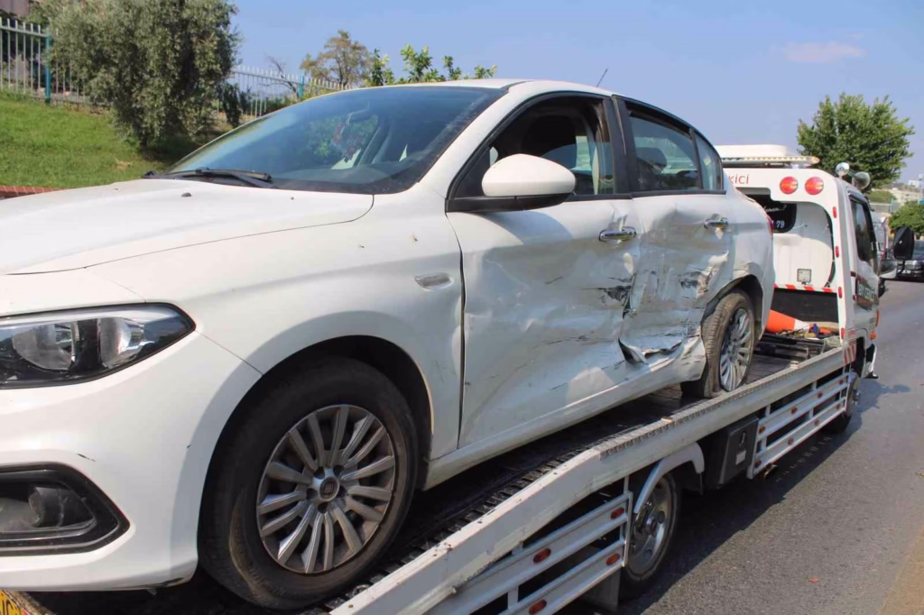 Direksiyon hakimiyetini kaybetti, karşı şeritteki otomobile çarptı 3 direksiyon hakimiyetini kaybetti karsi seritteki otomobile carpti 72c5cd3ad4b4