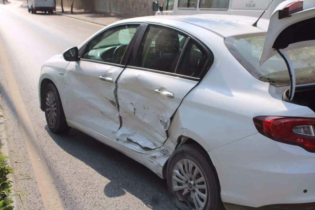 Direksiyon hakimiyetini kaybetti, karşı şeritteki otomobile çarptı 2 direksiyon hakimiyetini kaybetti karsi seritteki otomobile carpti 98612a4205d7