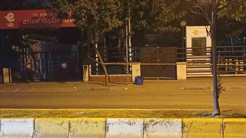 Durakta bulunan şüpheli çanta ekipleri harekete geçirdi 5 durakta bulunan supheli canta ekipleri harekete gecirdi 10bc3a377a87