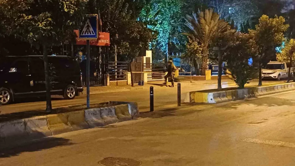 Durakta bulunan şüpheli çanta ekipleri harekete geçirdi 6 durakta bulunan supheli canta ekipleri harekete gecirdi 254f079f7e6f