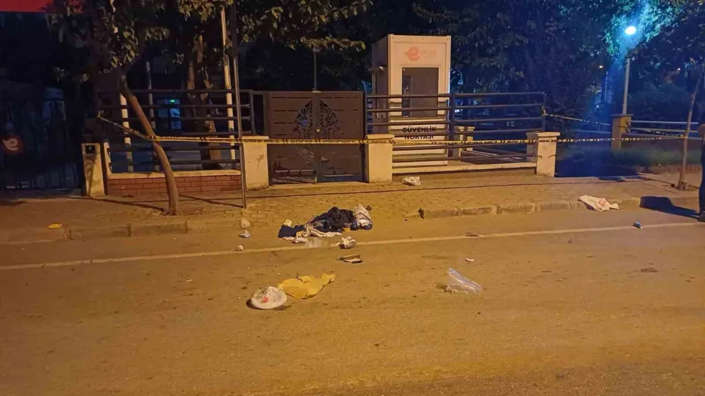 Durakta bulunan şüpheli çanta ekipleri harekete geçirdi 2 durakta bulunan supheli canta ekipleri harekete gecirdi 9a0cd066804b