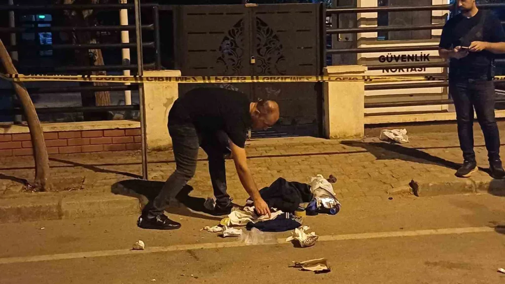 Durakta bulunan şüpheli çanta ekipleri harekete geçirdi 3 durakta bulunan supheli canta ekipleri harekete gecirdi b0b6607fe757