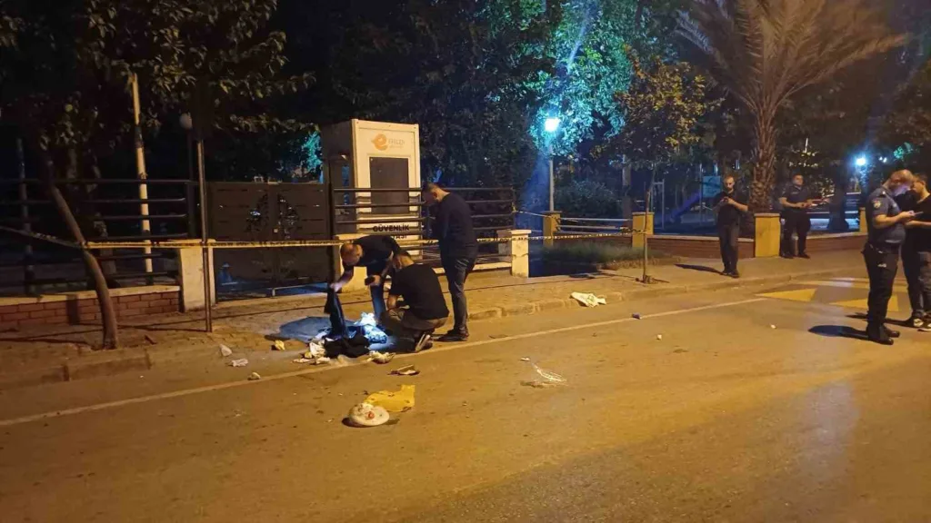 Durakta bulunan şüpheli çanta ekipleri harekete geçirdi 4 durakta bulunan supheli canta ekipleri harekete gecirdi c33137e1ae85