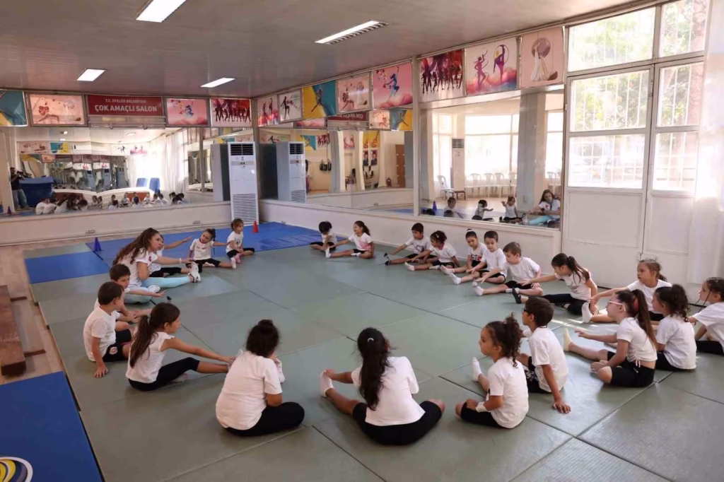 Efeler’de minikler jimnastikle güçleniyor 6 efelerde minikler jimnastikle gucleniyor 0d4fe8eb22d3
