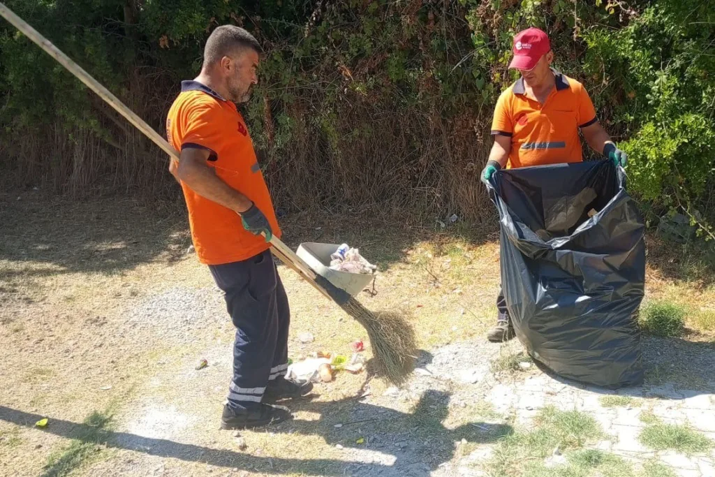 efelerde temizlik calismalari araliksiz suruyor eb40afd2e15b