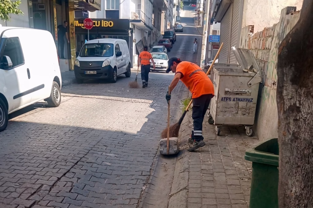 Efeler’de temizlik çalışmaları sürüyor 3 efelerde temizlik calismalari suruyor 45e1554202d5
