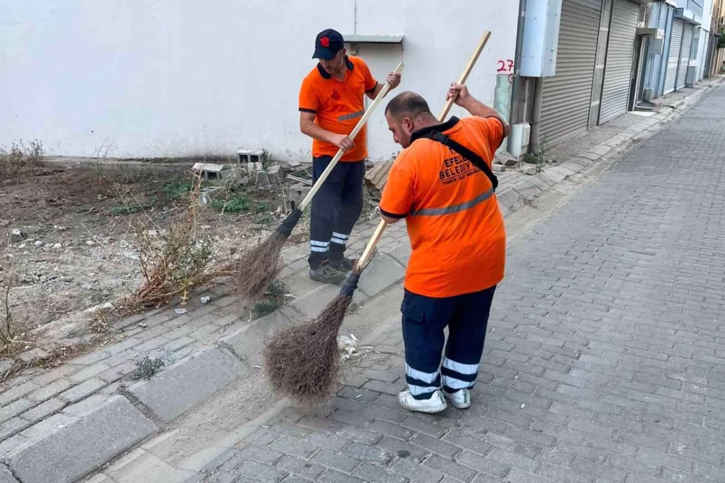 Efeler’de temizlik çalışmaları sürüyor 4 efelerde temizlik calismalari suruyor f588ea466cf3