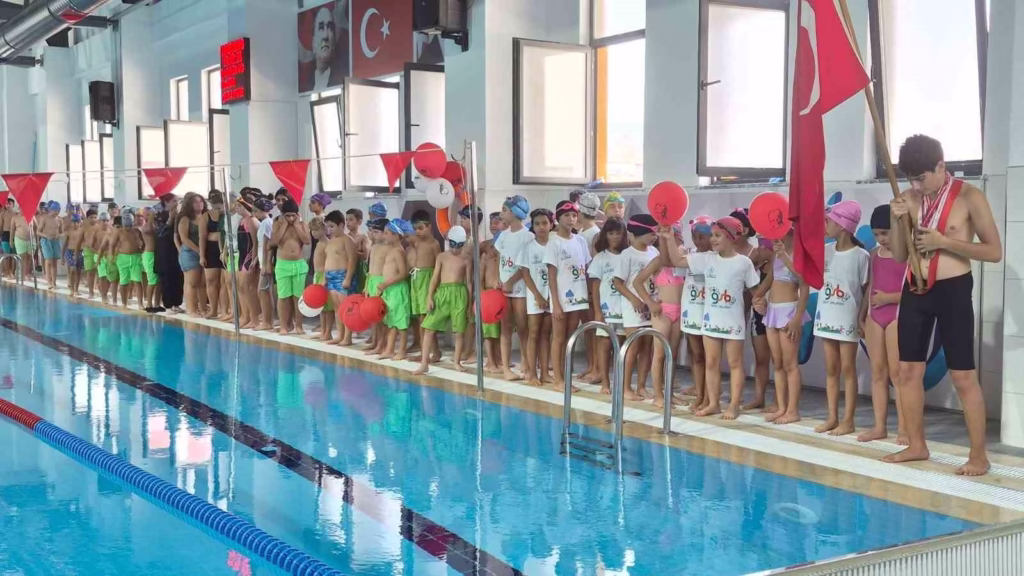 iki ayda 200 ogrenci yuzme ogrendi 2d9d49f22d56