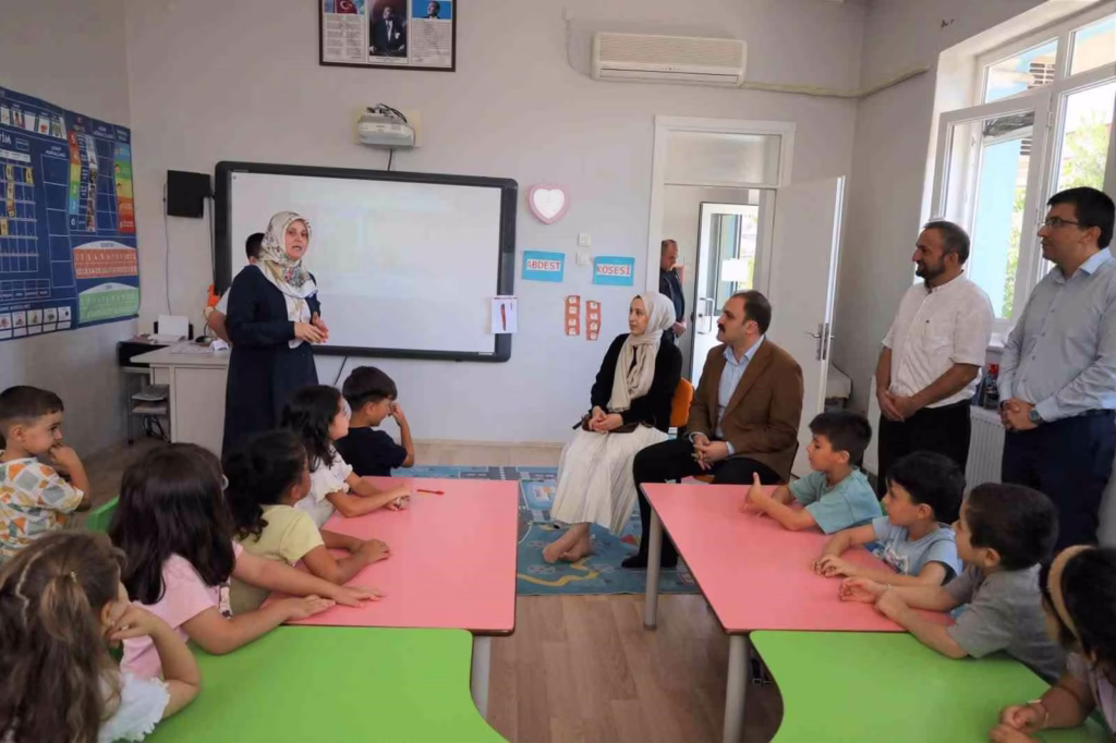 Kaymakam Battal öğrencilerle bir araya geldi 6 kaymakam battal ogrencilerle bir araya geldi 073ee938dc18