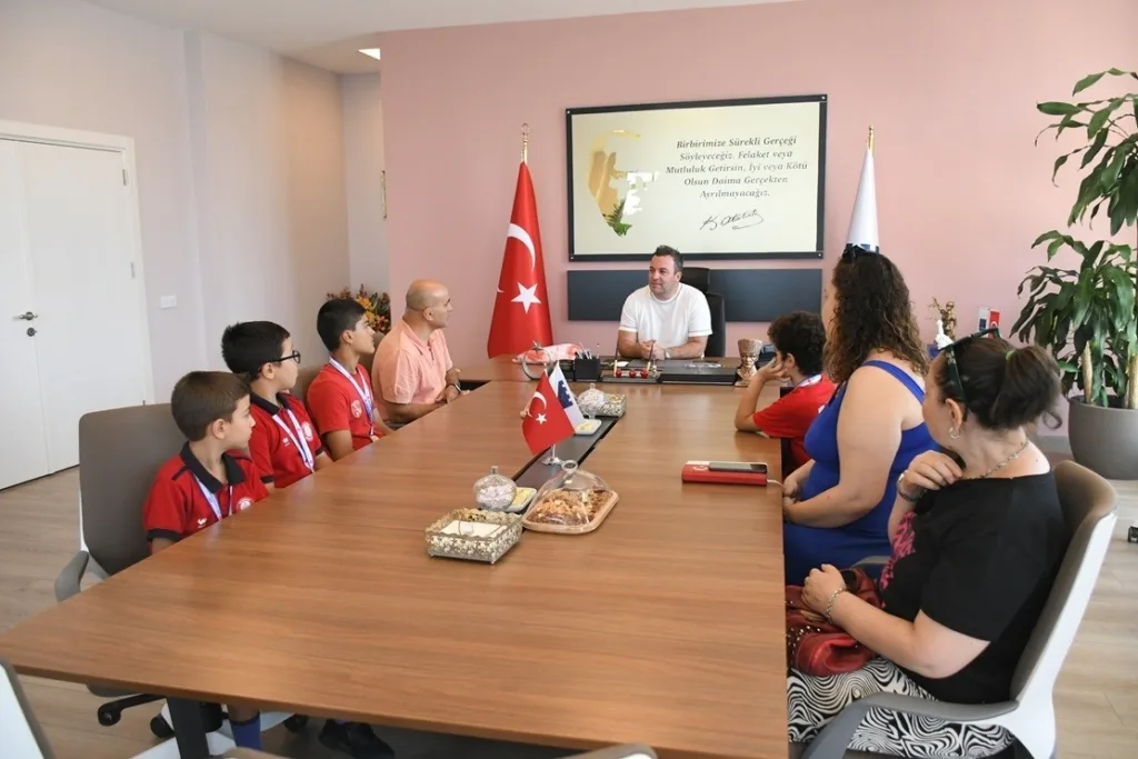 kusadasi belediye baskan vekili demirtas sampiyon gurescileri agirladi 6b850e332e26