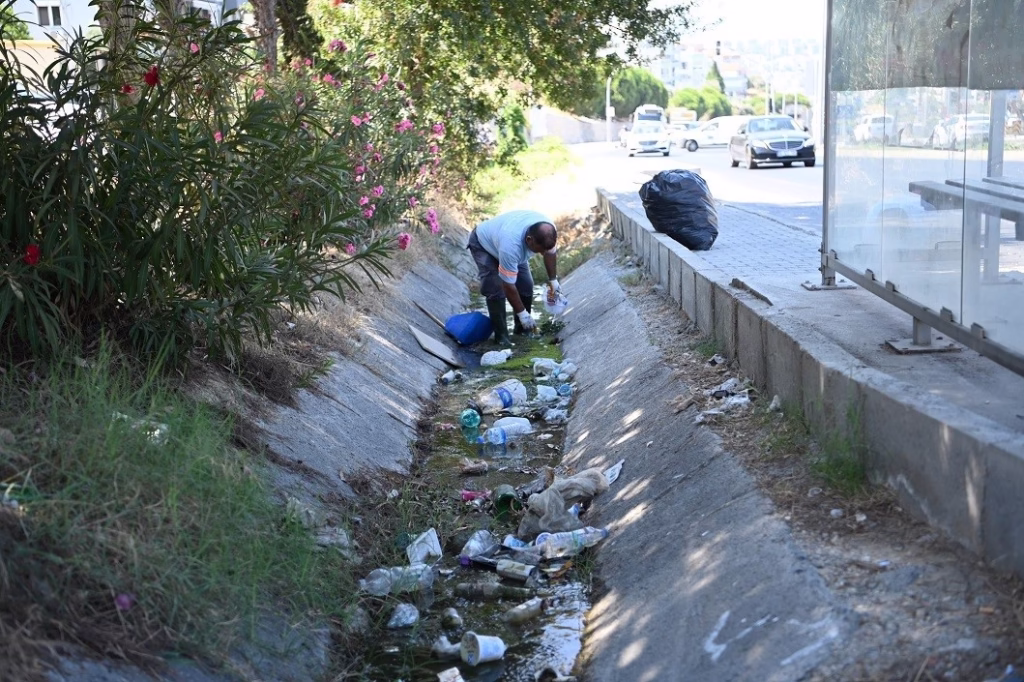 kusadasi belediyesinden yaz sezonunda yogun temizlik mesaisi cc485b250a09