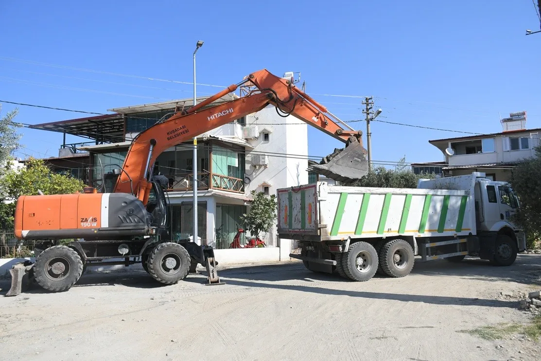 Kuşadası’nda 12 bin metrekarelik yeni yol çalışması başladı 4 Kuşadası’nda 12 bin metrekarelik yeni yol çalışması başladı