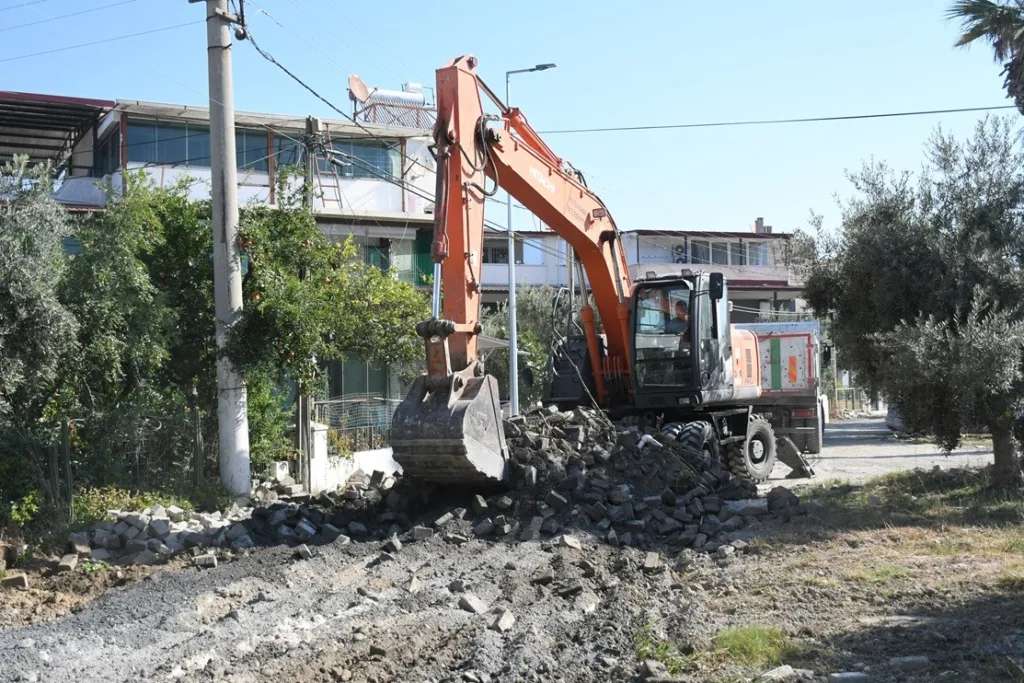 kusadasinda 12 bin metrekarelik yeni yol calismasi basladi b5b8bd3ef3ec