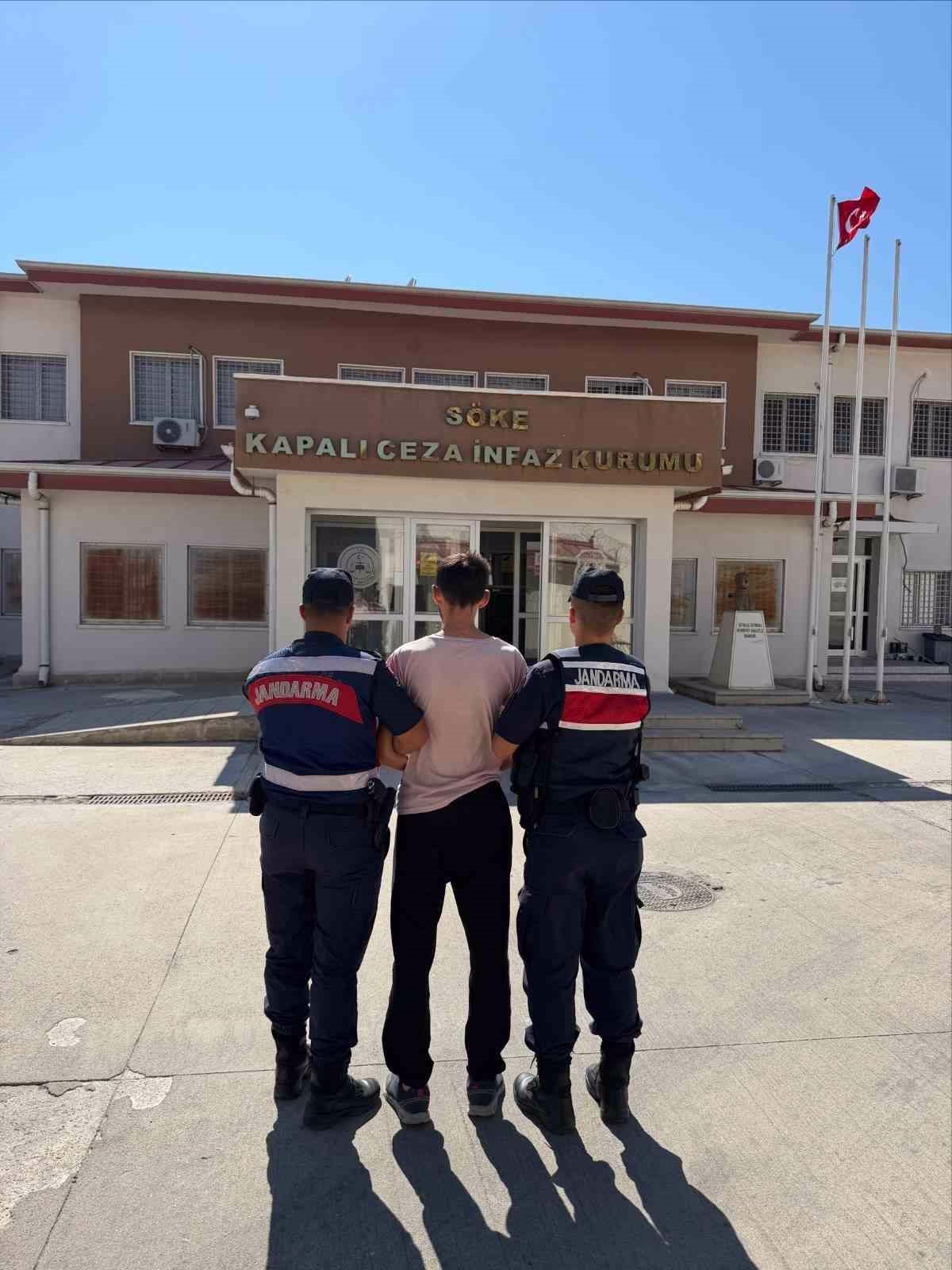 Kuşadası’nda 25 yıl hapis cezasıyla aranan firari yakalandı 3 Kuşadası’nda 25 yıl hapis cezasıyla aranan firari yakalandı
