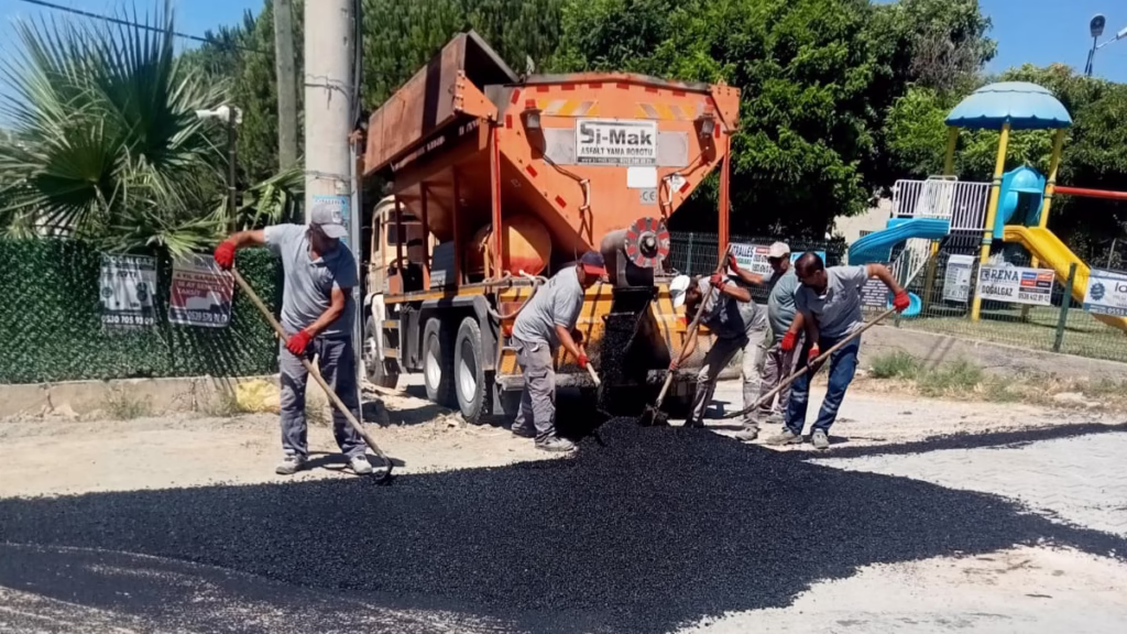 kusadasinda eskiyen yollar yenileniyor b984012d7c20