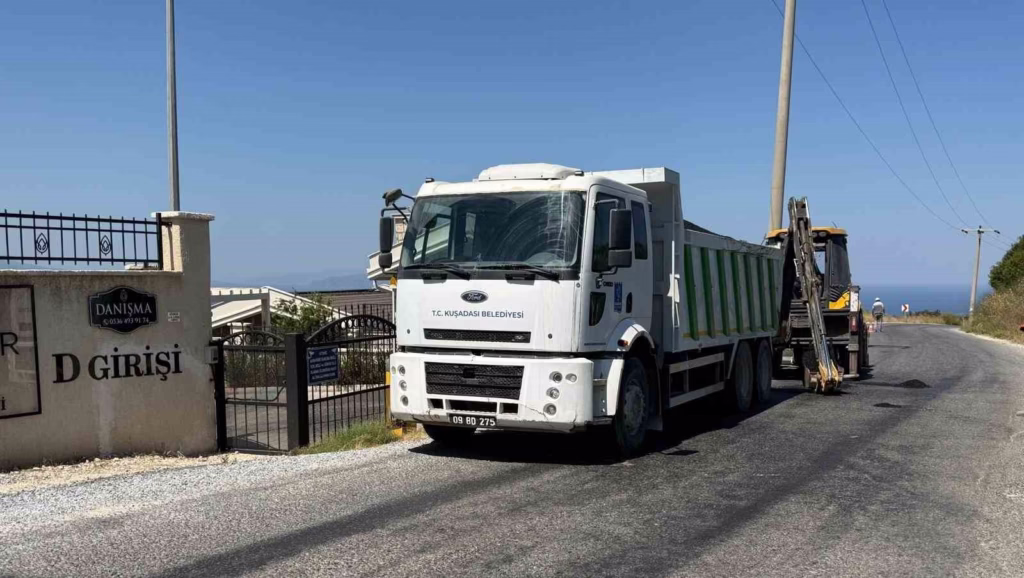kusadasinda eskiyen yollar yenileniyor f16ab9bfc0d8