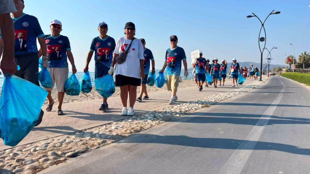 Kuşadası’nda sabah sporu sonrası çevre temizliği 4 kusadasinda sabah sporu sonrasi cevre temizligi d1d9c8d53748