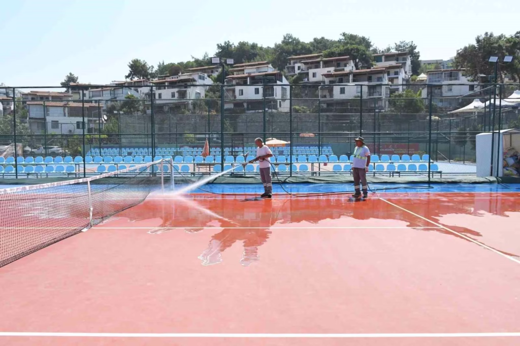 kusadasinda tenis kortlari bastan asagi temizlendi a02e63bfd4c8