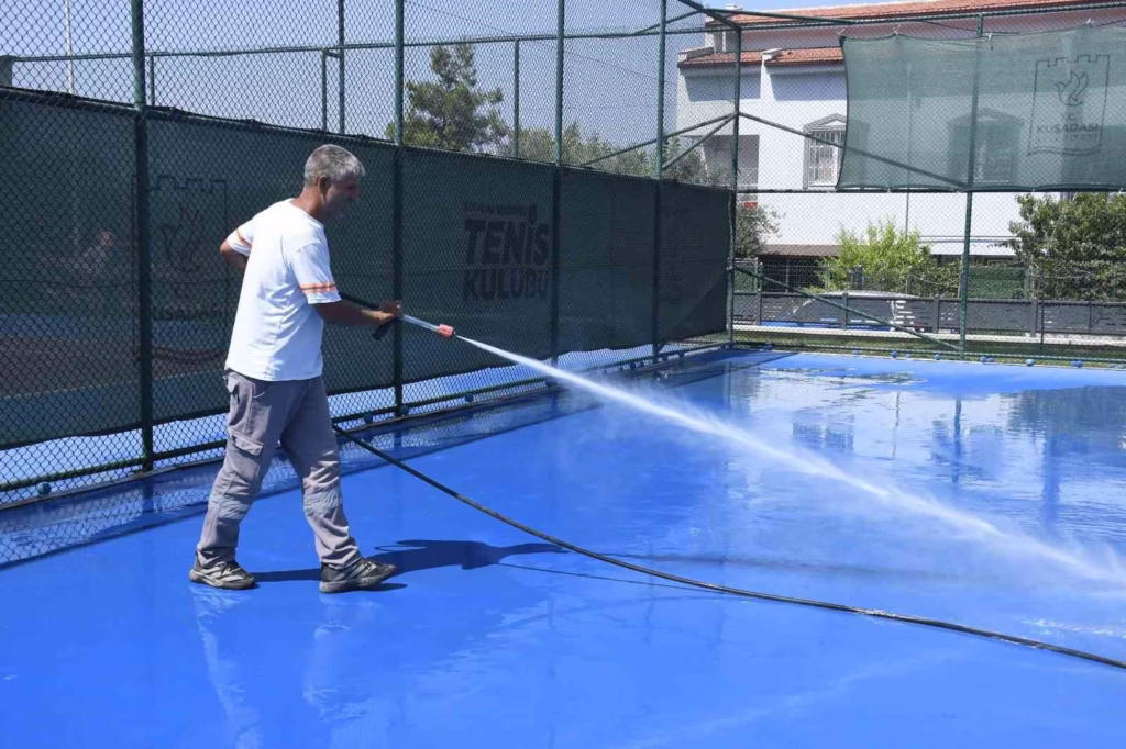 kusadasinda tenis kortlari bastan asagi temizlendi b309e997c480