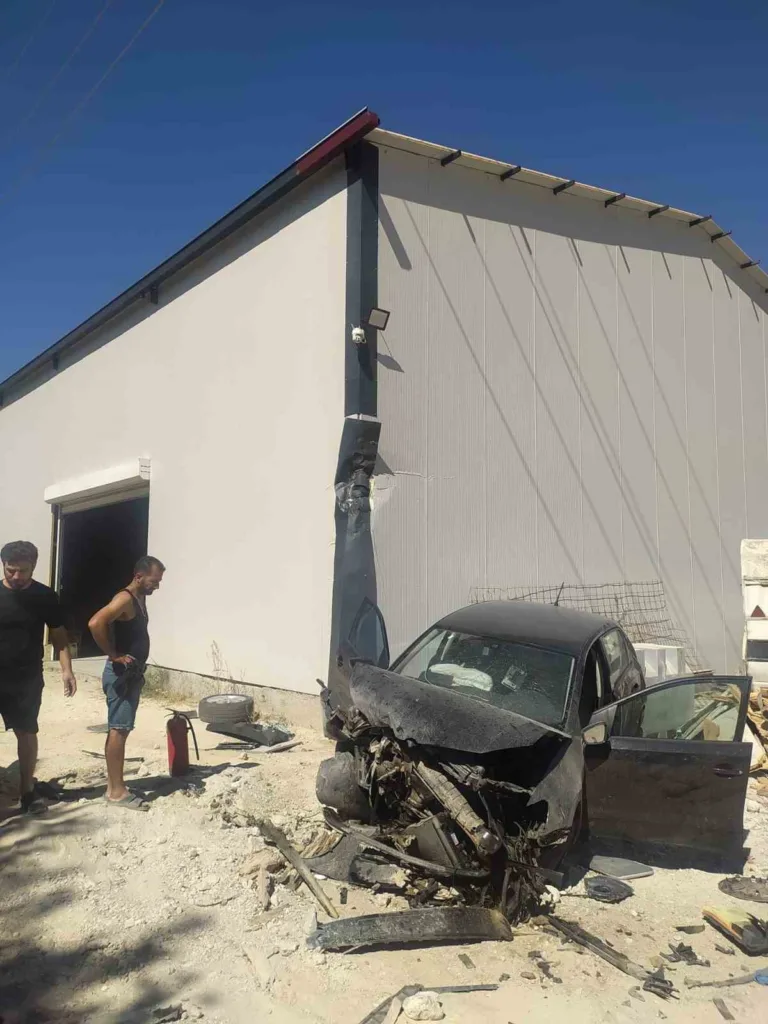 Kuşadası’nda trafik kazası: Buse ve Sude yaralandı 4 kusadasinda trafik kazasi 2 yarali 003af56b1a7b