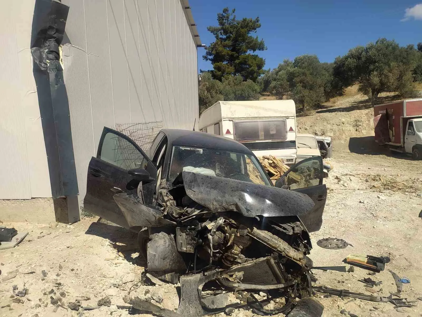 Kuşadası’nda trafik kazası: Buse ve Sude yaralandı